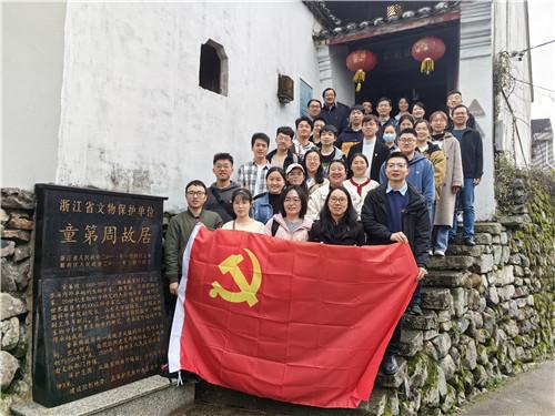 网传顾客网曝店员拒收现金，商家是如何回应的？究竟谁对谁错呢？游戏画面